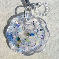 ハンドメイド　レジンキーホルダー　月　雪の結晶　透明の画像