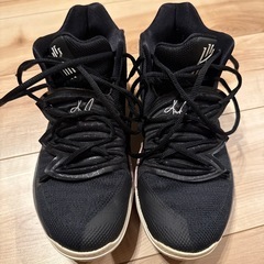 Kyrie 5 バッシュ 
スニーカーの画像