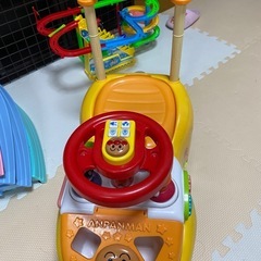 アンパンマン よくばりビジーカーDX 足けリ乗用玩具 押し棒ガード付き 乗用玩具 手押し車 0歳 1歳 赤ちゃん おもちゃの画像