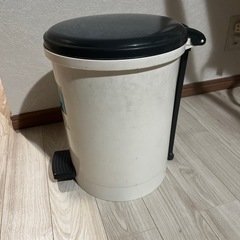 ペダル式ゴミ箱の画像