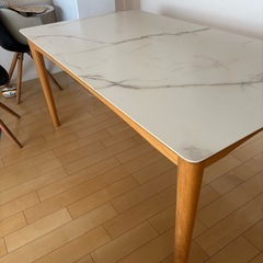 ダイニングテーブルの画像