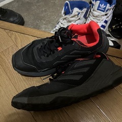 adidas スニーカーの画像