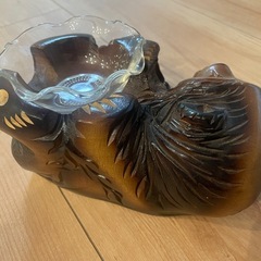 クマ　木彫り　置物　ガラスボウル付きの画像