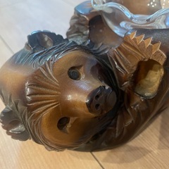 クマ　木彫り　置物　ガラスボウル付きの画像