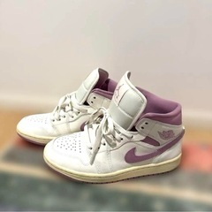 Nike Air Jordan 1 mid ホワイト/パープルの画像