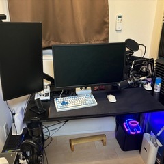 ゲーミングデスクの画像