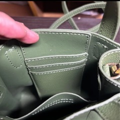 女性の手のひらサイズのコンパクトなシンプルバックの画像