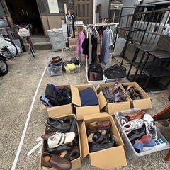 無料コーナー開放中　服　靴　テーブル　タイヤ置き　カバンの画像