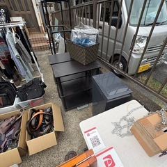 無料コーナー開放中　服　靴　テーブル　タイヤ置き　カバンの画像