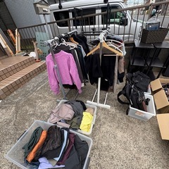 無料コーナー開放中　服　靴　テーブル　タイヤ置き　カバンの画像