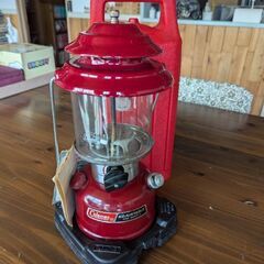 コールマン保冷ボックスとランタン中古品の画像