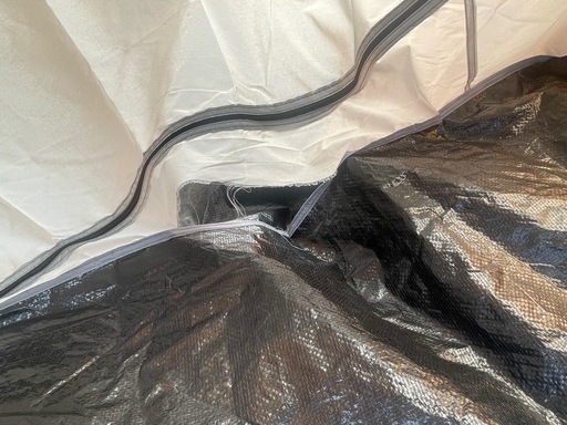 家族用大型テント、部屋が二つに分けれているタイプ