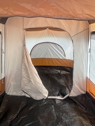 家族用大型テント、部屋が二つに分けれているタイプ
