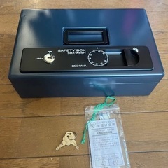 【極美品】 早い者勝ち　アイリスオーヤマ　金庫SBX-A5SH A5サイズ　6580円→4000円の画像