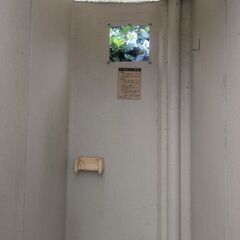 仮設トイレ高さ2m 40幅87cm奥行き1m 60cm水パイプが壊れているのでペダルを踏んでも水が出ませんの画像