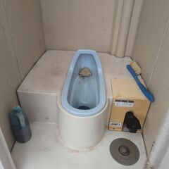 仮設トイレ高さ2m 40幅87cm奥行き1m 60cm水パイプが壊れているのでペダルを踏んでも水が出ませんの画像