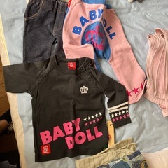 ベビーチェアと服の画像