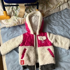 ベビーチェアと服の画像