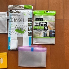 圧縮袋３つ　ファスナーケース３つ　パスケース１つの画像