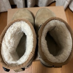 UGG ベージュ ムートンブーツ スタッズ付き　23cmの画像