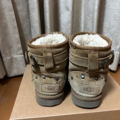 UGG ベージュ ムートンブーツ スタッズ付き　23cmの画像