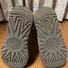 UGG ベージュ ムートンブーツ スタッズ付き　23cmの画像