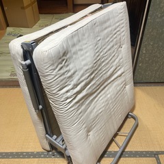 折りたたみベッドの画像