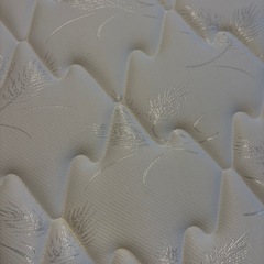 ダブルベッド】【フレーム&マットレスセット】民泊で1年半使用。片面未使用