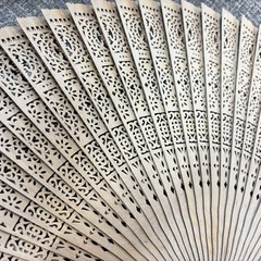 【未使用】木製扇子 透かし彫 アンティーク の画像