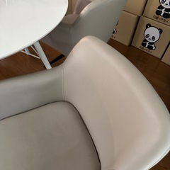 ダイニングチェア 回転 肘付き　グレージュの画像