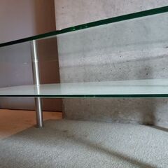 おしゃれなガラステーブルの画像