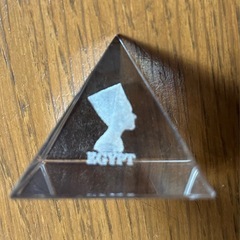 ピラミッド型ガラスの置物の画像