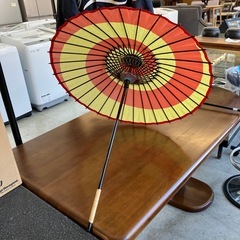 A2509-417 和傘 渦巻き柄 赤×黄  竹 和紙 舞踊 茶道 インテリア 装飾品 キズ汚れ有り の画像