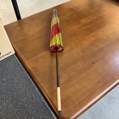 A2509-417 和傘 渦巻き柄 赤×黄  竹 和紙 舞踊 茶道 インテリア 装飾品 キズ汚れ有り の画像