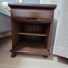 木製のナイトテーブル♪　キャスター付きの画像