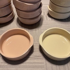 【未使用】食器13個（ピンク8個・クリーム色5個）の画像