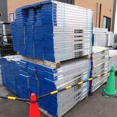 ≪NX001ジ限≫ 中古 アルミ足場板 長さ１ｍ　在庫たくさんあります　アルインコ/ALT10CG ピカコーポレイション/STCR-124C ※価格は１枚あたりです。の画像