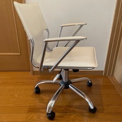 白の
椅子です。の画像