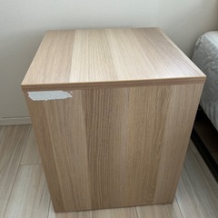 イケアaskvollベッドサイドテーブルの画像