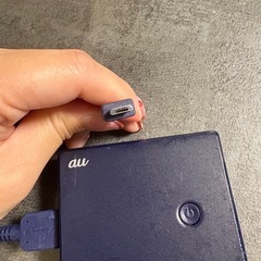 ②au +1 collection ポータブル充電器A R02P002Lの画像