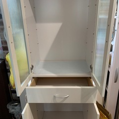 白の食器棚　の画像