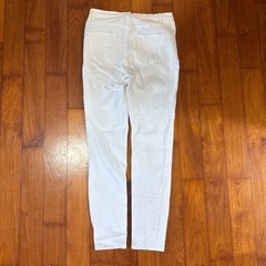 白 スキニージーンズの画像