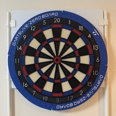 DARTSLIVE ZERO BOARDとBLITZER(ブリッツァー) ダーツスタンド白の画像