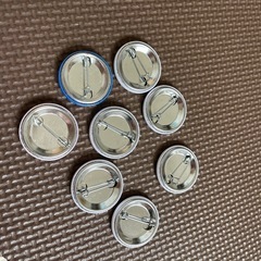 缶バッチ　8個セットの画像