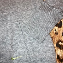 ほぼ未使用 NIKE FIT-DRY グレー 背面プリントフルジップパーカーの画像