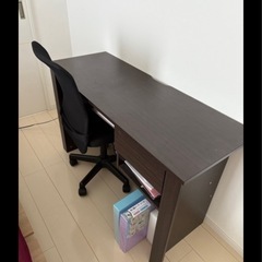 デスクとイスの画像