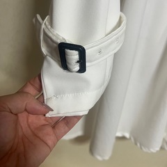 ホワイトトレンチコートの画像