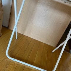 折り畳みテーブルの画像