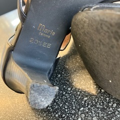 M2509-426 Marie femme サンダル ヒール高さ7.5cm 本革 ブラック 23.5cm 使用感キズ汚れ有りの画像