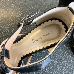 M2509-426 Marie femme サンダル ヒール高さ7.5cm 本革 ブラック 23.5cm 使用感キズ汚れ有りの画像